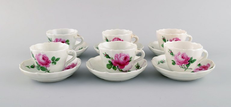 Seks antikke Meissen kaffekopper med underkopper i håndmalet porcelæn med 
lyserøde roser. Ca 1900.
