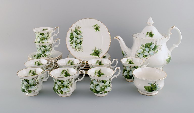 Royal Albert, England. Trillium teservice til ni personer i håndmalet porcelæn 
med blomster og gulddekoration. Midt 1900-tallet.
