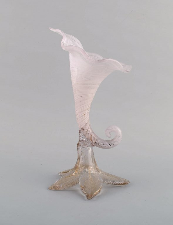 Barovier and Toso, Venice. Organically shaped vase in mouth blown art glass. 
Italian design, 1960s.
