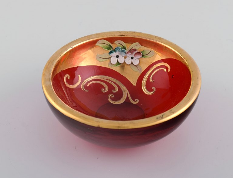 Bowl in red mouth-blown art glass with hand-painted flowers and gold decoration. 
1930s / 40s.
