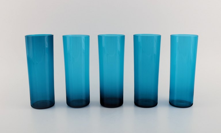 Nanny Still for Riihimäen Lasi. Five drinking glasses in blue mouth blown art 
glass. Finnish design, 1960s / 70s.
