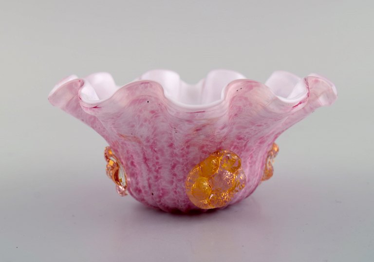 Wavy Murano bowl in pink and white mouth blown art glass with gold decoration. 
1960s.
