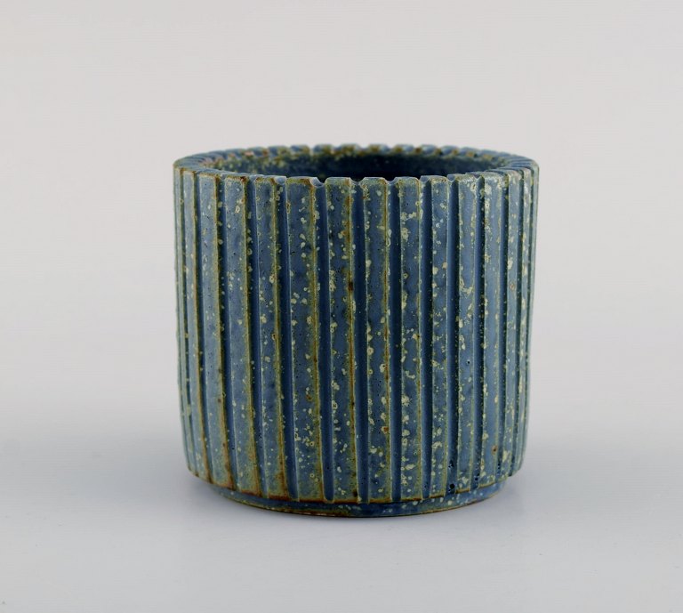 Arne Bang (1901-1983), Denmark. Bowl in glazed ceramics. Grooved body and 
beautiful glaze in shades of blue and green. 1940s / 50s.
