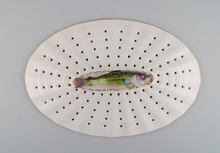 Stor Royal Copenhagen Fauna Danica fiskerist i håndmalet porcelæn med fisk og 
gulddekoration. Modelnummer 19/3522. Dateret 1958.
