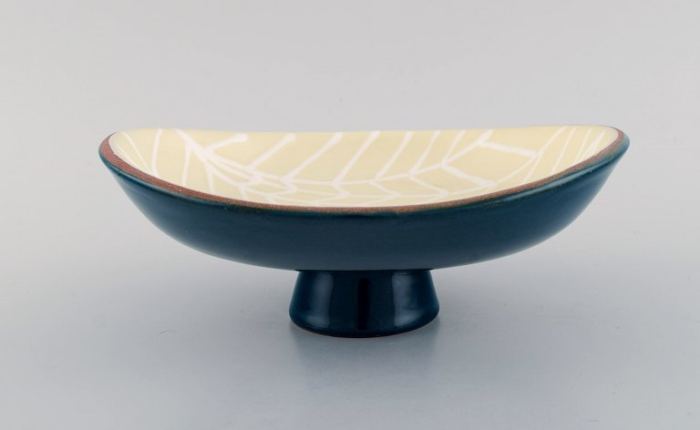 Mari Simmulson (1911-2000) for Upsala-Ekeby. Bowl on foot in glazed stoneware. 
Model number 4094. Mid 20th century.
