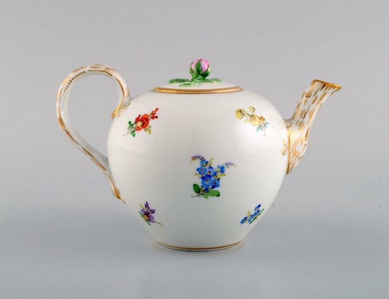 Antique Meissen teapot in hand-painted porcelain with flowers and gold 
decoration. Late 19th century.
