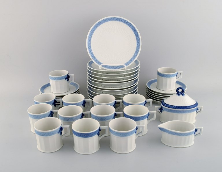 Royal Copenhagen Blå Vifte kaffeservice til tolv personer. Dateret 1969-1974. 
Designet af Arnold Krog i 1909. 
