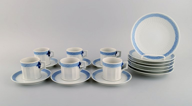 Royal Copenhagen Blå Vifte kaffeservice til seks personer. Dateret 1985-1991. 
Designet af Arnold Krog i 1909. 

