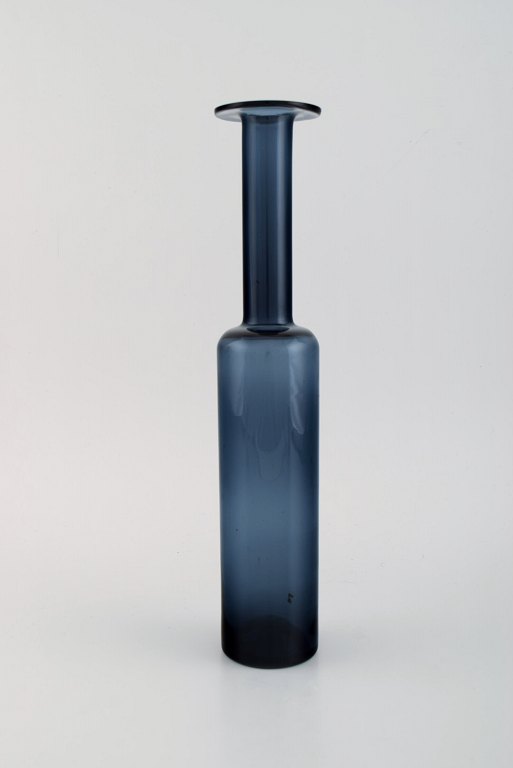 Nanny Still for Riihimäen Lasi. Decoration bottle / vase in mouth blown art 
glass. Finnish design, 1960s / 70s.
