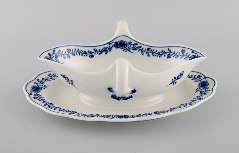 Meissen Neuer Ausschnitt sovseskål i håndmalet porcelæn med blomsterdekoration. 
Ca. 1900.
