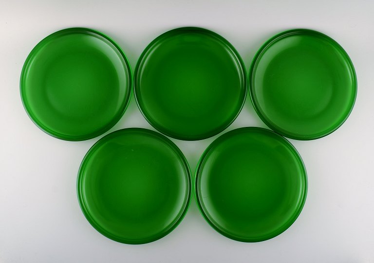 Kaj Franck (1911-1989) for Nuutajärvi. Five Luna dinner plates in green 
mouth-blown art glass. 1970s.
