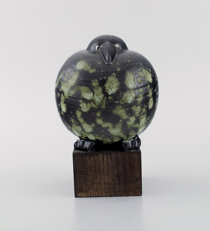 Rare figure, Lisa Larson for Gustavsberg. Black bird in glazed ceramics on 
wooden base. 1990