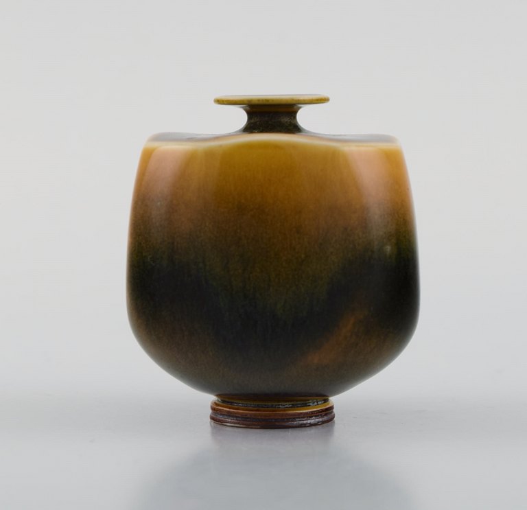 Berndt Friberg (1899-1981) for Gustavsberg Studiohand. Miniature vase i glaseret 
stentøj. Smuk glasur i brune nuancer. Midt 1900-tallet.
