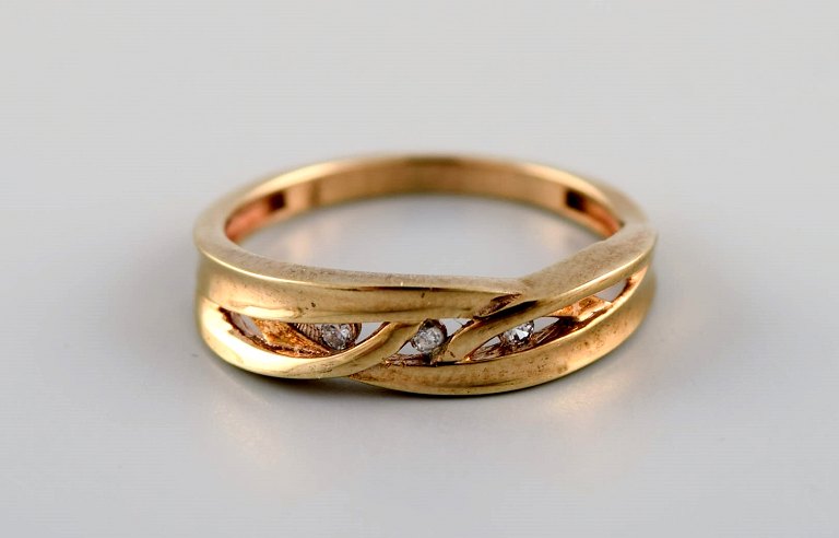 Danish jeweler. Vintage ring in 8 carat gold adorned with zirconias. Mid-20th 
century.
