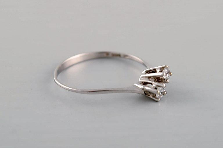 Margit E. Collection, Danmark. Alliancering i 9 karat hvidguld prydet med cubic 
zirkoner. 21. århundrede.
