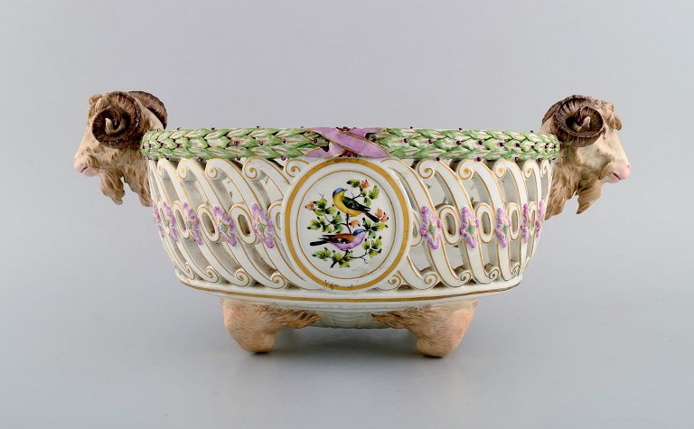 Antik Meissen opsats på fødder med modelerede vædderhover i gennembrudt 
porcelæn. Håndmalede fuglemotiver, bladværk og gulddekoration. Museumskvaliet. 
Dateret 1817-1824.
