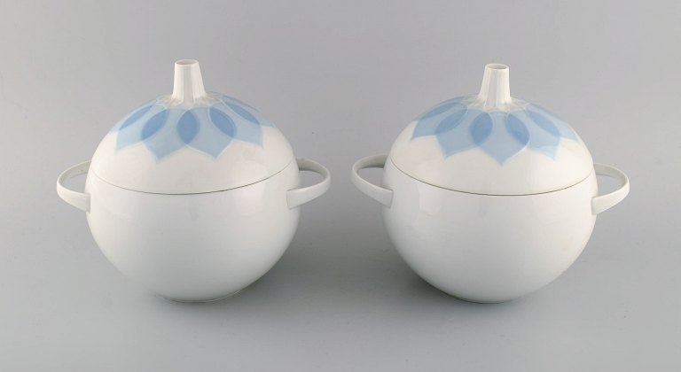 Bjørn Wiinblad for Rosenthal. To Lotus lågterriner i porcelæn dekoreret med 
lyseblå lotusblade. 1980