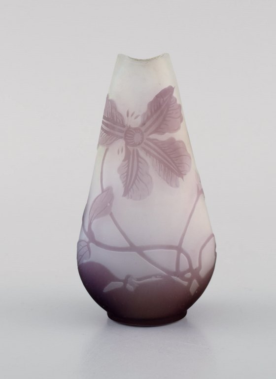 Antik Emile Gallé vase i matteret kunstglas med lilla overfang udskåret i form 
af blomster og bladværk. Tidligt 1900-tallet.
