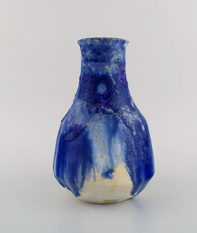 Marcello Fantoni (f.1915), Italien. Unika vase i glaseret keramik. Smuk glasur i 
blå nuancer. Dateret 1962.
