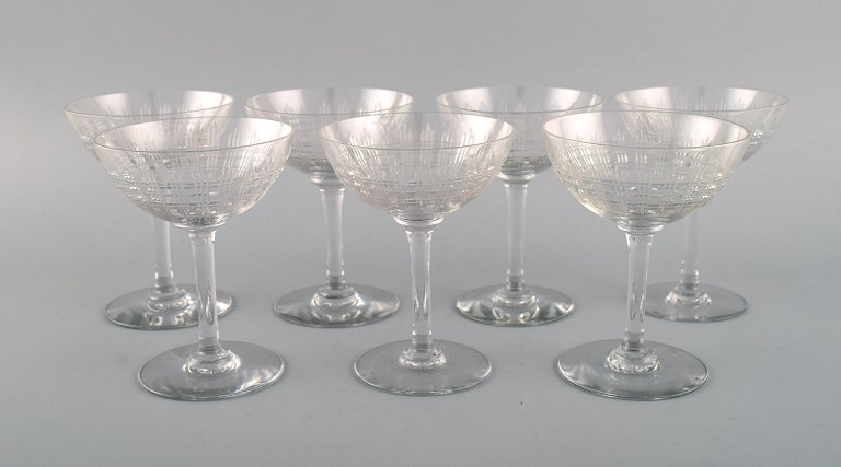 Baccarat, Frankrig. Syv art deco Cavour champagneskåle i mundblæst krystalglas. 
1920/30