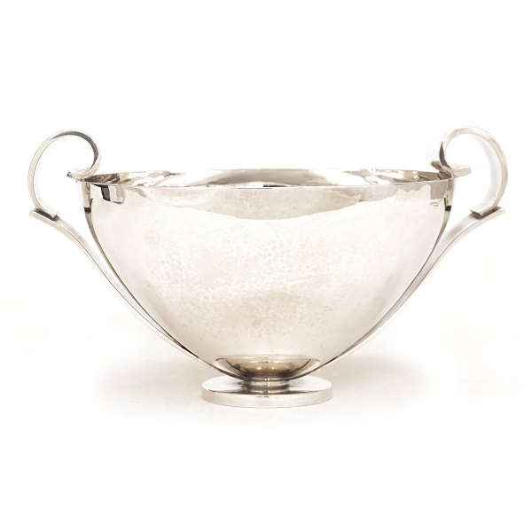 A large sterlingsilver bowl by Harald Nielsen for Georg Jensen 1933-44. #802. H: 
14,2cm. W: 1.066gr