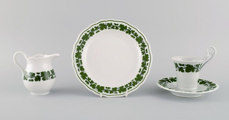 Meissen Green Ivy Vine Leaf egoist coffee service in hand-painted porcelain. 
1940s.
