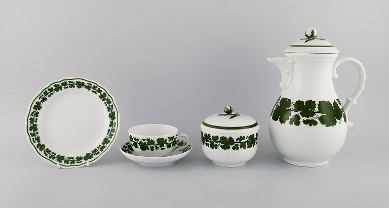 Meissen Green Ivy Vine Leaf egoist coffee service in hand-painted porcelain. 
1940s.
