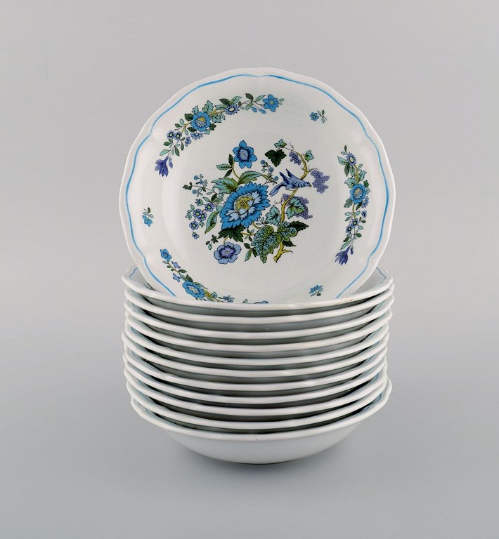 Spode, England. Twelve small deep plates in hand-painted porcelain with floral 
and bird motifs. 1960s / 70s.
