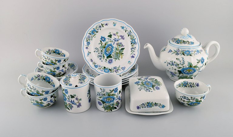 Spode, England. Mulberry teservice til fem personer i håndmalet porcelæn med 
blomster- og fuglemotiver. 1960/70