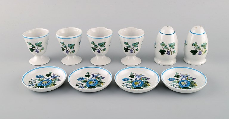 Spode, England. Four Mulberry egg cups, caviar bowls and salt / pepper shaker in 
hand-painted porcelain. 1960s / 70s.
