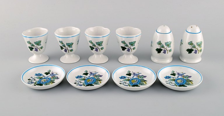 Spode, England. Fire Mulberry æggebægre, kaviarskåle og salt / peberbøsse i 
håndmalet porcelæn. 1960/70