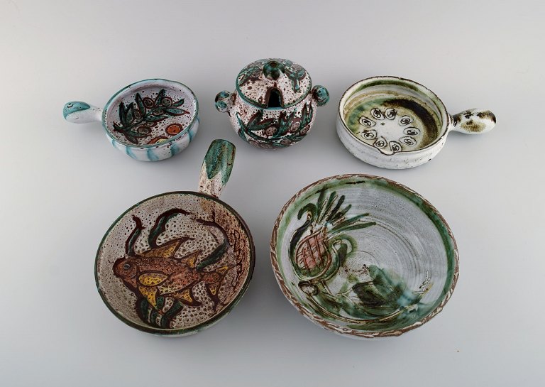 Bowl, lidded jar and three crème brûlée bowls with handles in hand-painted 
glazed stoneware. Belgium, 1960s / 70s.
