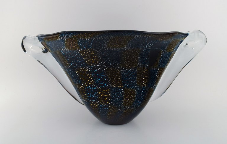 Barovier and Toso, Venice. Giant vase in mouth-blown art glass. Black body with 
blue-yellow pattern. Italian design, 1960s.
