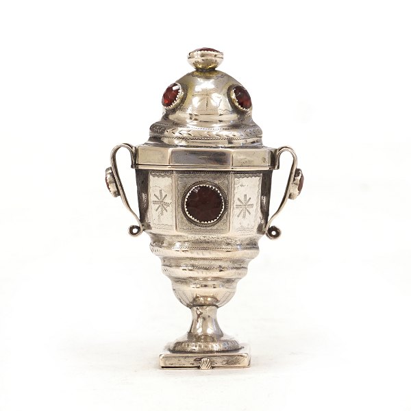 An early 19th century Danish silver vinaigrette. Peter Christian Jost, 
Løgumkloster, 1801-02. H: 9,9cm