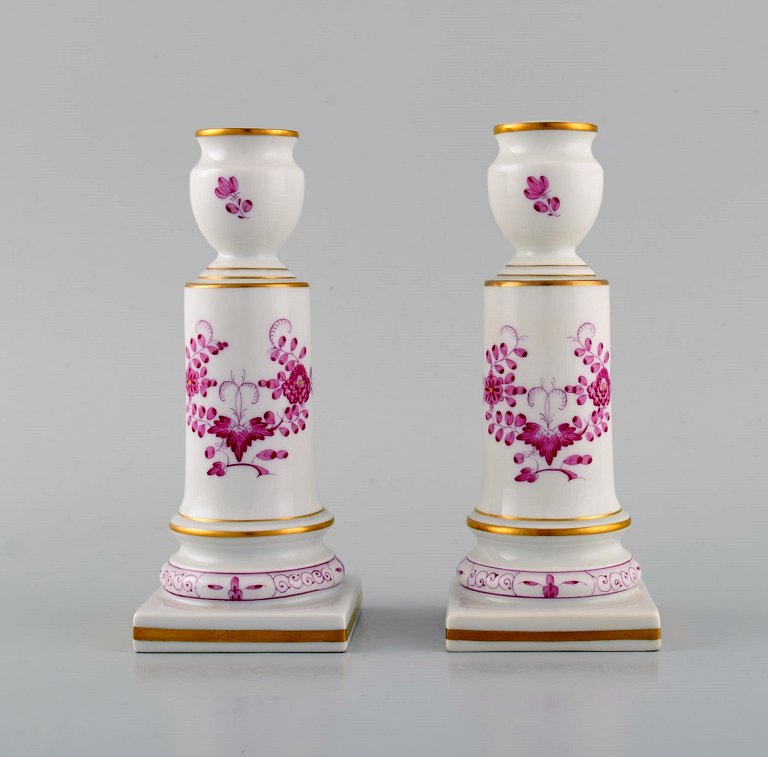 A pair of antique Meissen Pink Indian candlesticks in hand-painted porcelain. 
Early 20th century.
