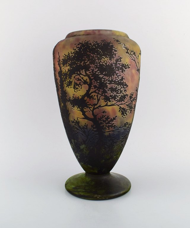 Daum Nancy, Frankrig. Stor vase i mundblæst kunstglas dekoreret med landskab med træer. Ca. 1920.