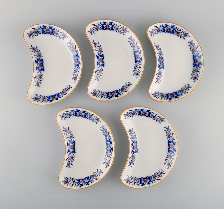 Mintons, England. Five antique bowls in hand-painted faience. Chinese style, 
early 20th century.
