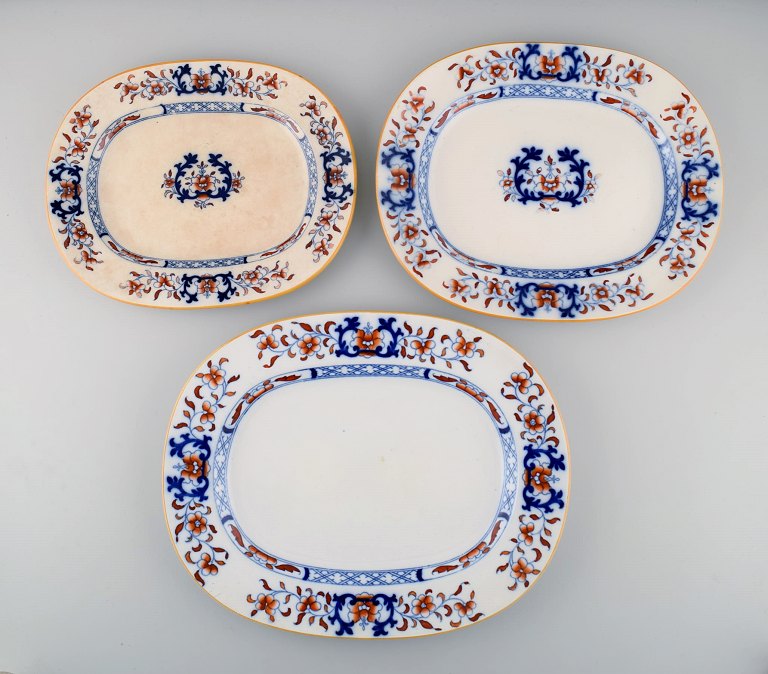 Mintons, England. Three antique dishes in hand-painted faience. Chinese style, 
early 20th century.
