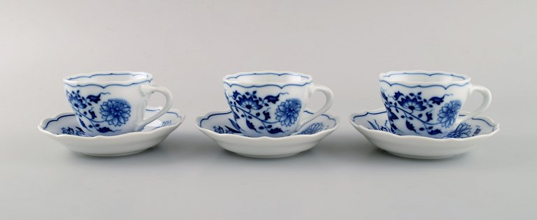 Three Hutschenreuther coffee cups in hand-painted porcelain. 1930s / 40s.
