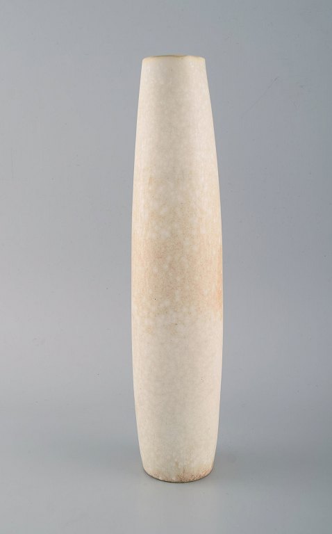 Carl Harry Stålhane for Rörstrand. Vase in glazed ceramics. Beautiful eggshell 
glaze. Mid-20th century.
