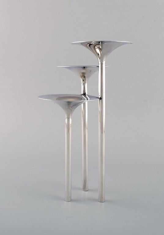 Lino Sabattini (b. 1925, d. 2016) for Christofle. Modernist three-armed vase in 
silver-plated metal. Mid-20th century.
