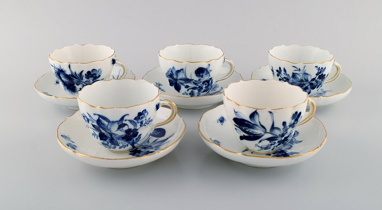 Fem antikke Meissen kaffekopper med underkopper i porcelæn med håndmalede 
blomster, insekter og guldkant. Tidligt 1900-tallet.
