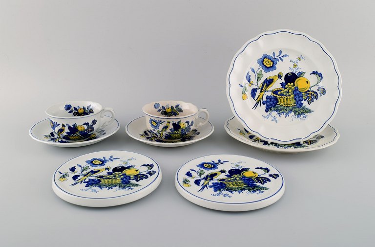 Spode, England. Blue Bird service i håndmalet porcelæn. To tekopper med 
underkopper, to tallerkener og to smørbrikker. 1930/40