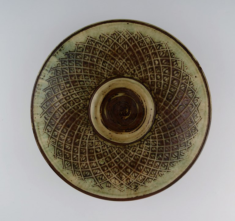 Gerd Bøgelund for Royal Copenhagen. Large bowl in glazed ceramics. Beautiful 
sung glaze. Mid-20th century.
