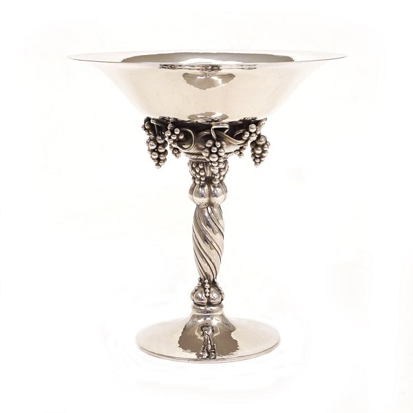 A Georg Jensen Sterlingsilver grape tazza. #263. Circa 1925-30. H: 18,7cm. W: 
538gr