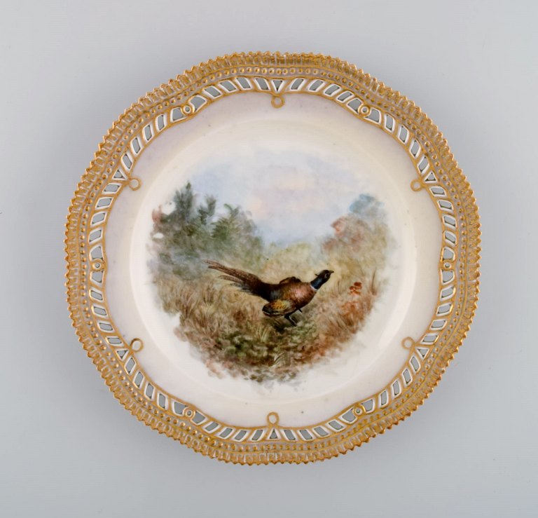 Tidlig og sjælden Royal Copenhagen Fauna Danica tallerken i håndmalet porcelæn 
med jagtmotiv og gulddekoration. 1800-tallet.
