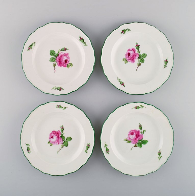 Fire antikke Meissen Pink Rose tallerkener i håndmalet porcelæn. Tidligt 
1900-tallet.
