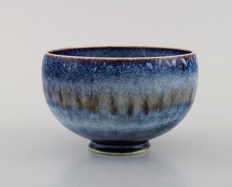 Sven Wejsfelt (1930-2009), Gustavsberg Studiohand. Unika skål på fod i glaseret 
keramik. Smuk glasur i blå nuancer. Dateret 1992. 
