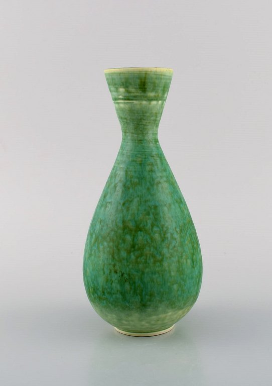 Sven Wejsfelt (1930-2009), Gustavsberg Studiohand. Unika vase i glaseret 
keramik. Smuk glasur i grønne nuancer. Dateret 1988. 
