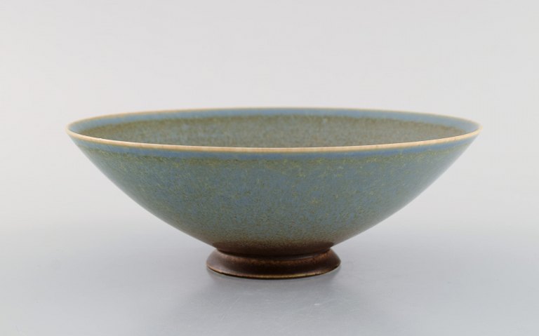 Sven Wejsfelt (1930-2009), Gustavsberg Studiohand. Unika skål på fod i glaseret 
keramik. Smuk glasur i blågrønne og jordnuancer. Dateret 1987. 
